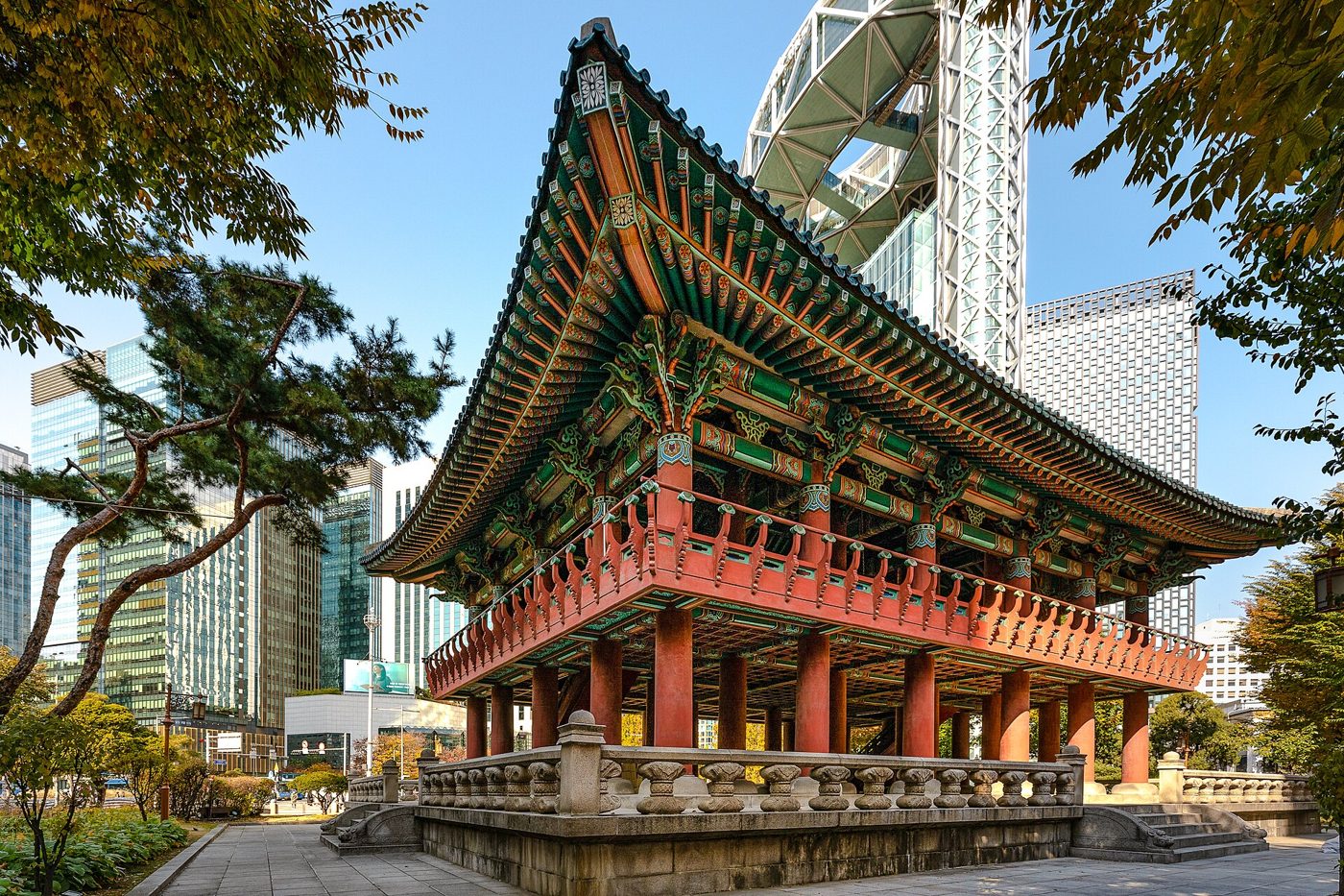 보신각 너머로 보이는 종로타워. 종각역 네거리의 낮은 건물들 위로 33층이 솟아 있다