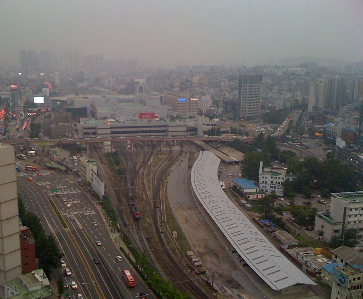 2000년대 서울역 북측. 선로와 부속 시설이 있던 자리 위로 옛 서울역 고가가 지나간다. 이 고가는 2017년 서울로 7017이 됐고, 선로 자리가 개발 부지다