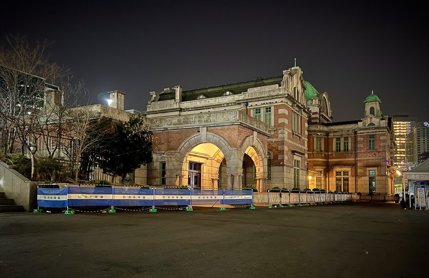구 서울역사의 밤. 1925년 준공된 붉은 벽돌 건물이 개발 부지의 남쪽에 서 있다