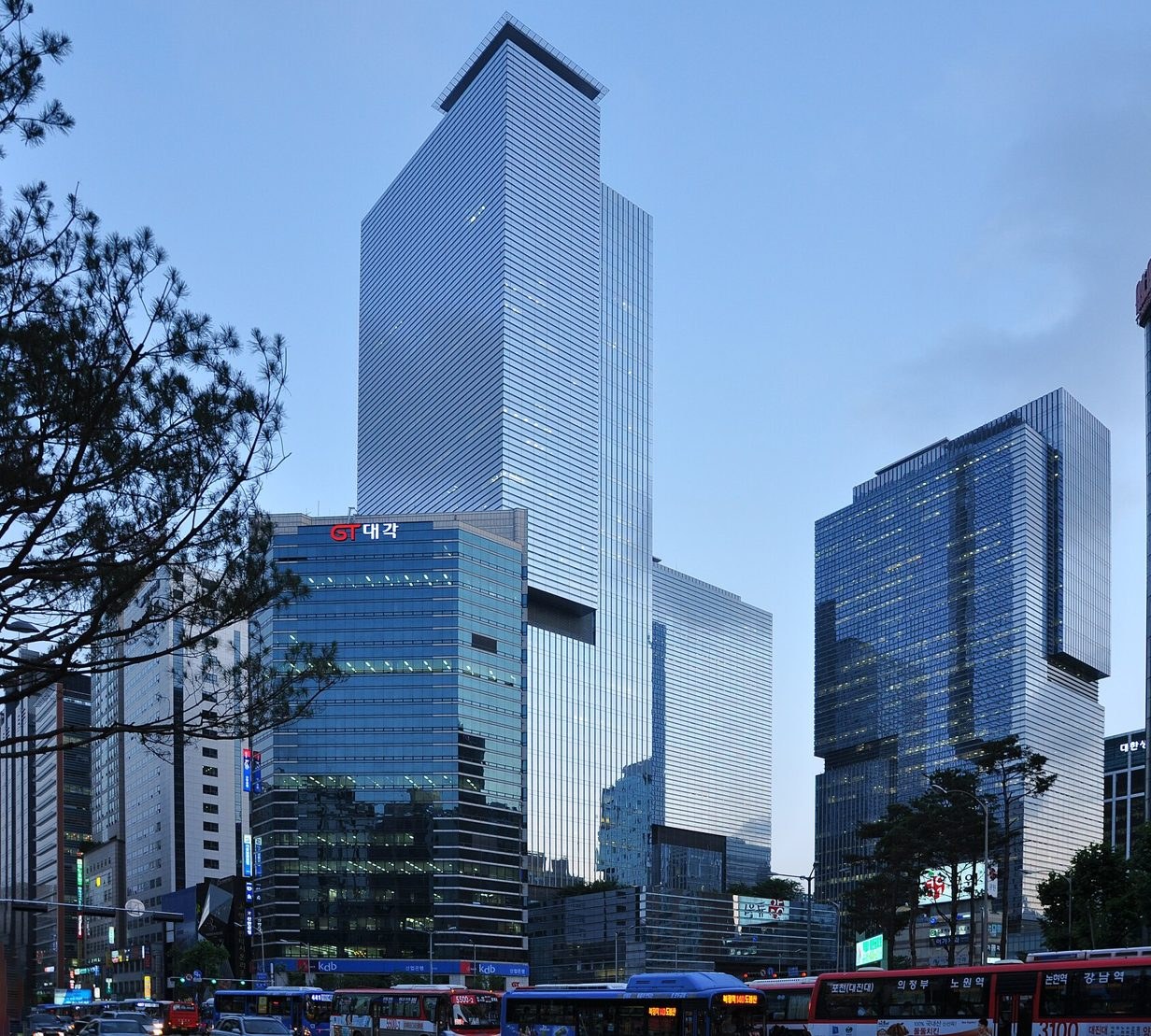 2009년 강남역에서 본 삼성타운. 가장 높은 것이 44층 C동이다