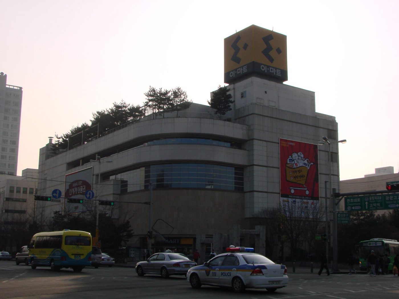 2009년의 이마트 명일점. 2022년과 2025년 두 번 매각이 추진됐지만 성사되지 않았고, 2024년 신세계건설에 현물출자됐다