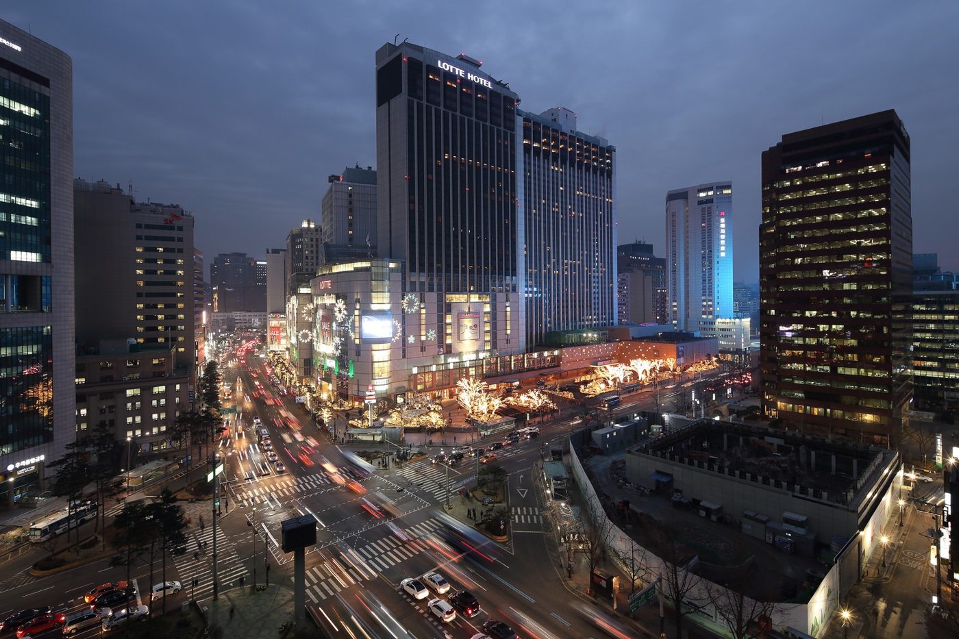 2015년 1월 을지로1가 사거리. 오른쪽 적갈색 타워가 삼성화재 본관으로, 이듬해 팔린다