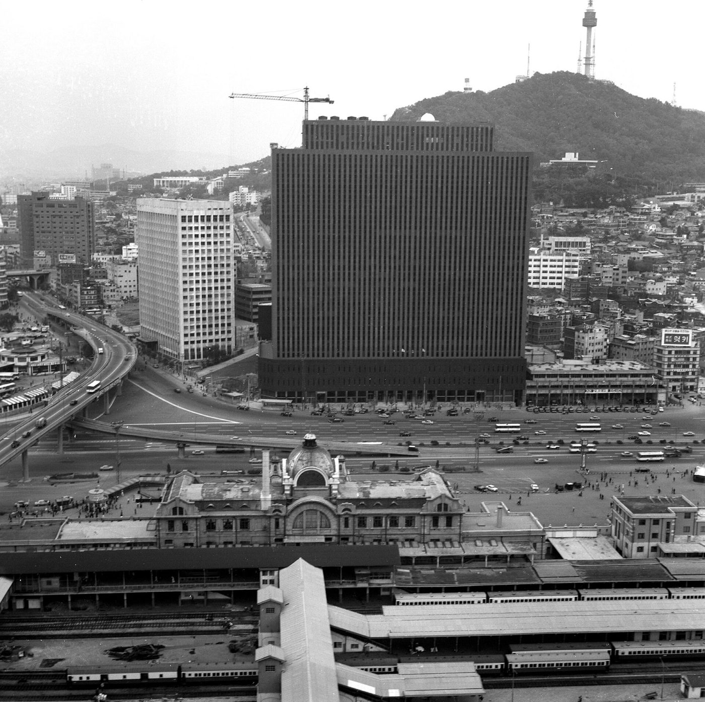 1976년 11월, 서울역 너머로 본 대우빌딩. 준공 일곱 달 전이고 옥상 옆에 타워크레인이 서 있다