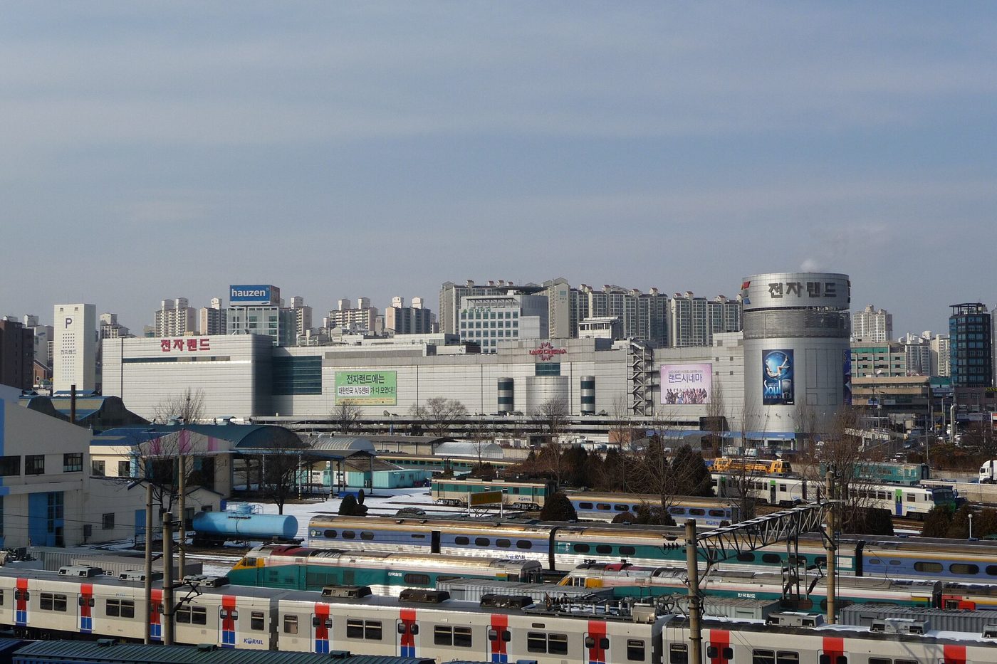2009년 1월 용산 철도차량기지. 선로 위 객차 뒤로 전자랜드와 아파트가 보인다