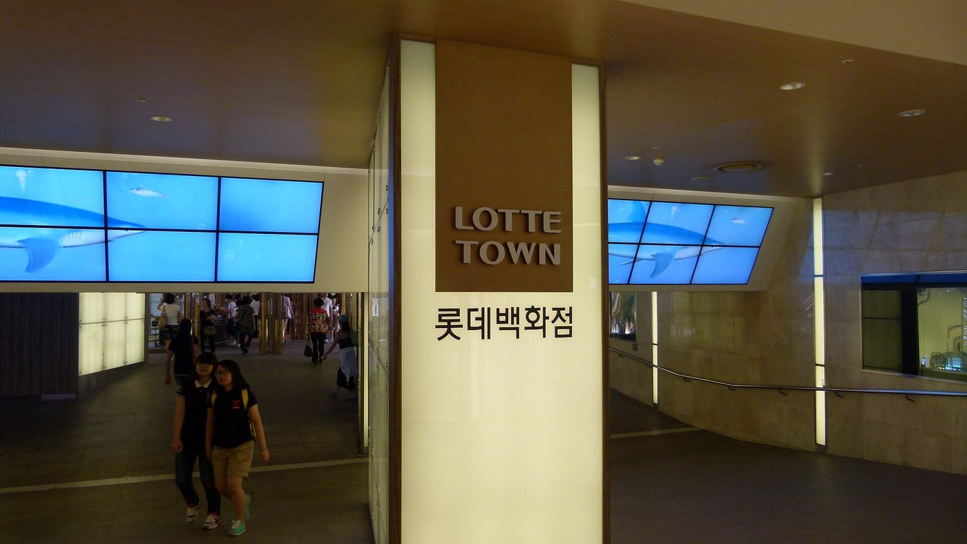2011년 8월 옛 부산시청 터. 백화점동은 서 있고 오른쪽 타워 자리는 비어 있다