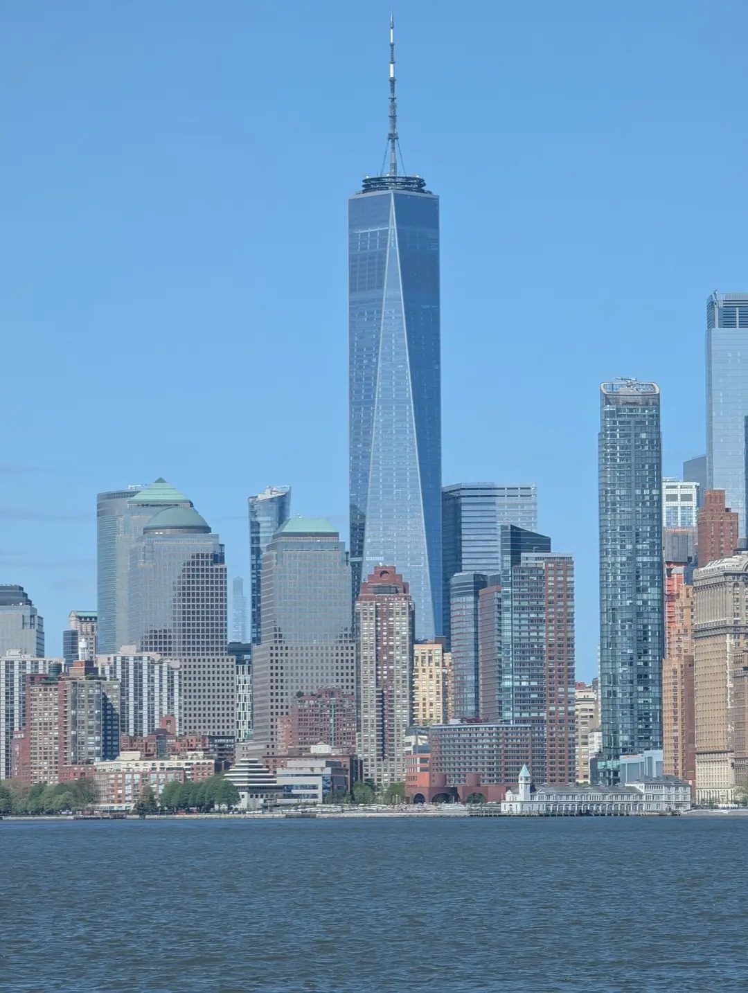 2026년 4월의 로어맨해튼. 1 WTC와 3·4·7 WTC가 서 있고 2 WTC 자리는 비어 있다